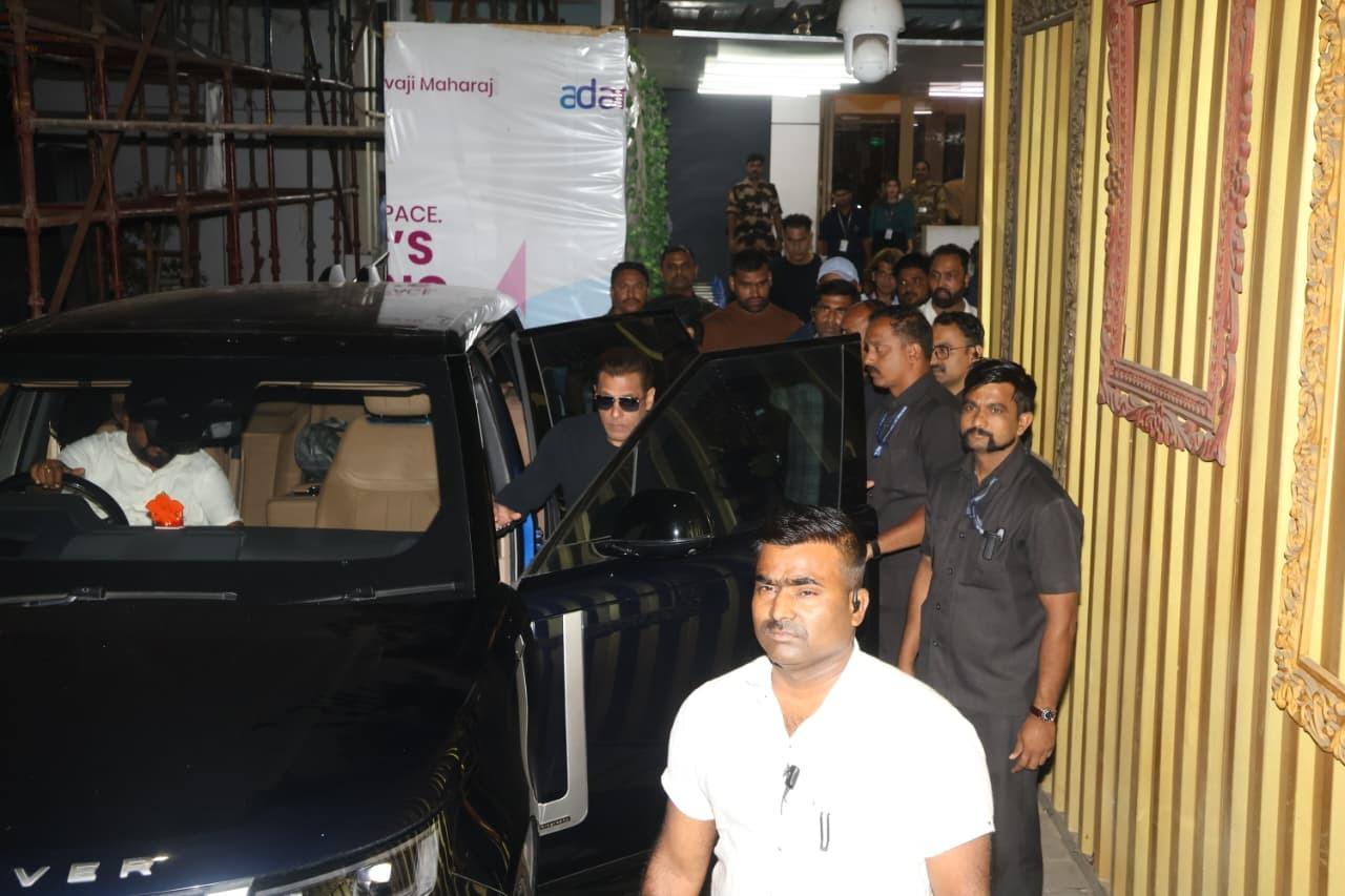 Dressed in a black t-shirt, Salman quickly hopped on to his car and left.